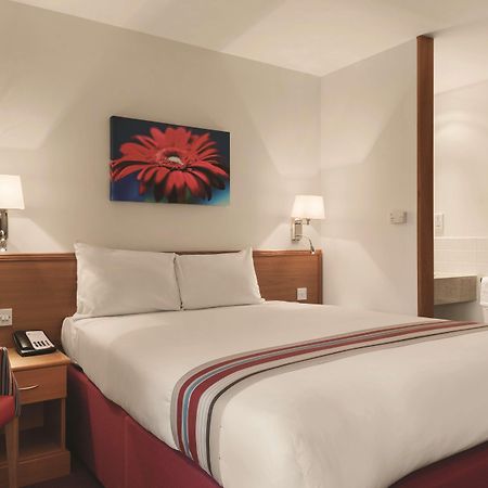 Ramada By Wyndham Cambridge Hotel Fen Drayton Екстериор снимка
