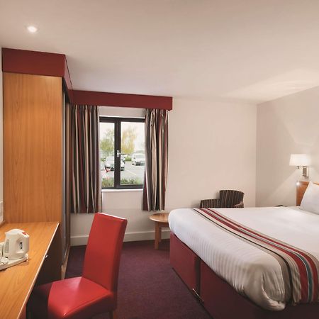 Ramada By Wyndham Cambridge Hotel Fen Drayton Екстериор снимка