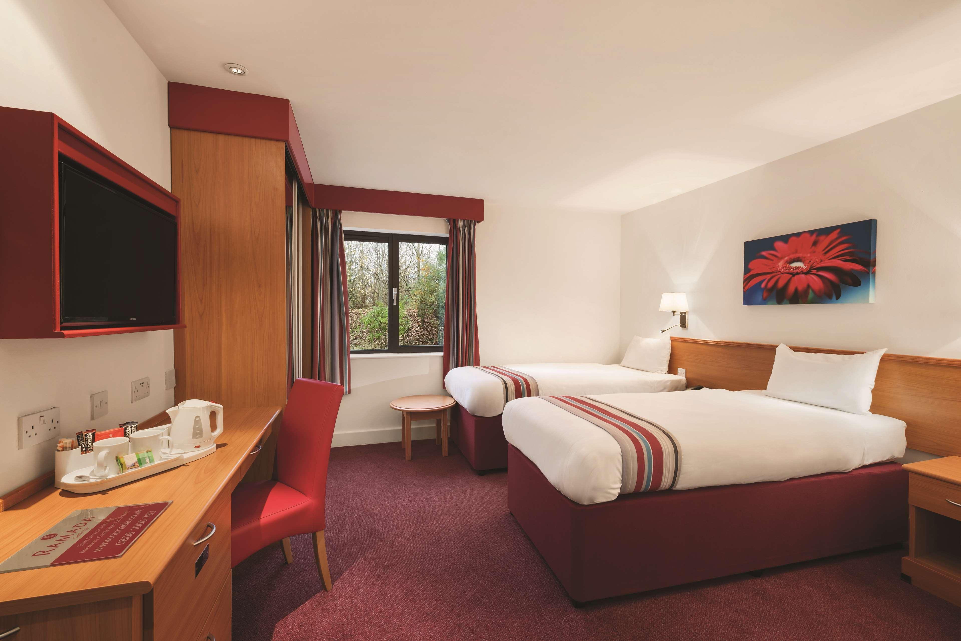 Ramada By Wyndham Cambridge Hotel Fen Drayton Екстериор снимка