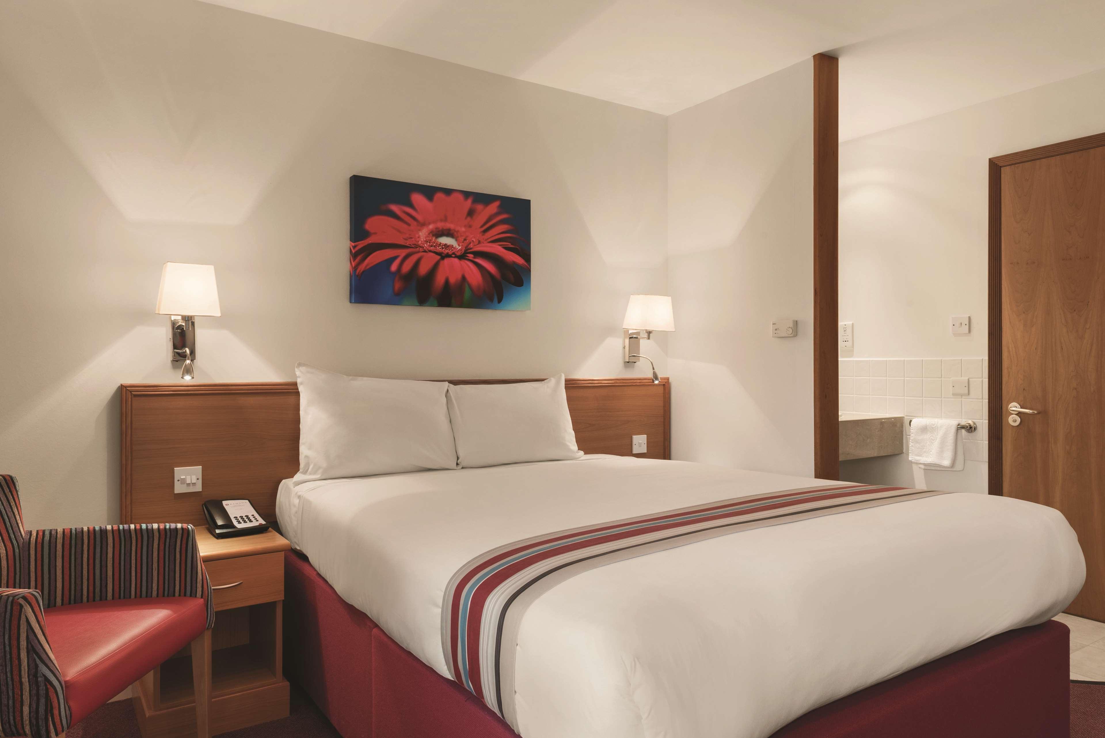 Ramada By Wyndham Cambridge Hotel Fen Drayton Екстериор снимка