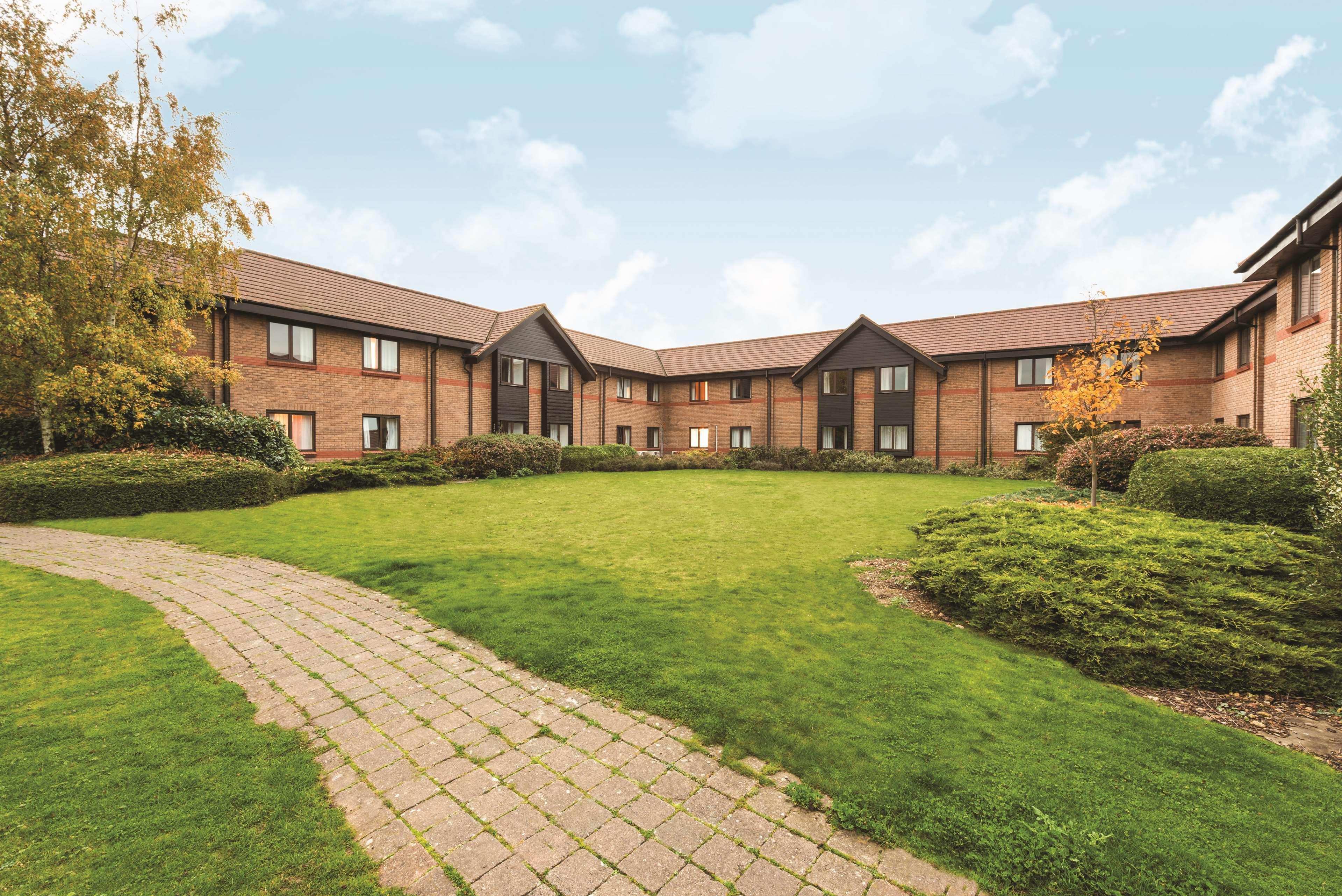 Ramada By Wyndham Cambridge Hotel Fen Drayton Екстериор снимка