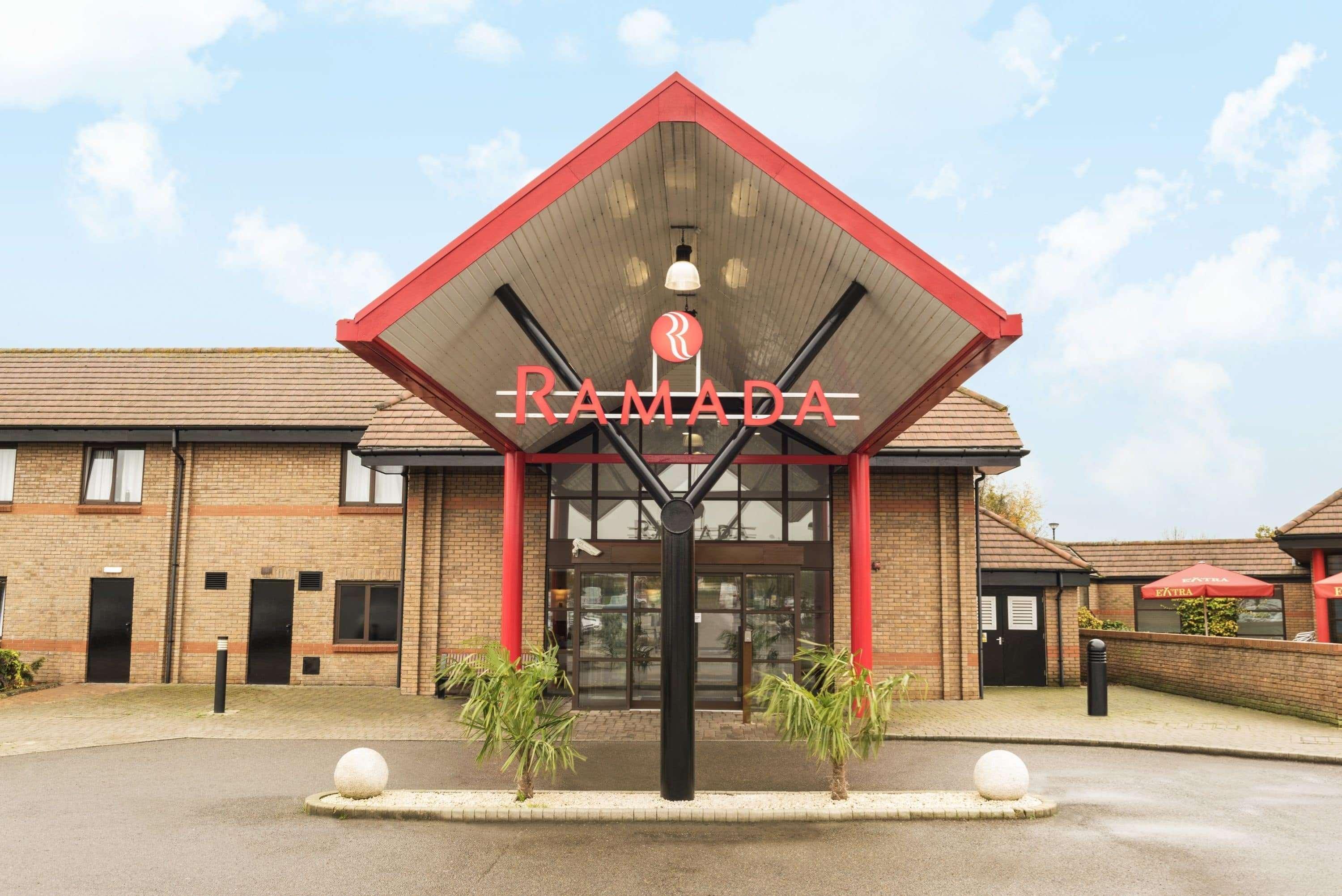 Ramada By Wyndham Cambridge Hotel Fen Drayton Екстериор снимка